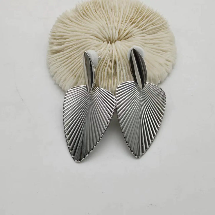 Exaggerated Leaf Pattern Fan-Shaped Metal Earrings