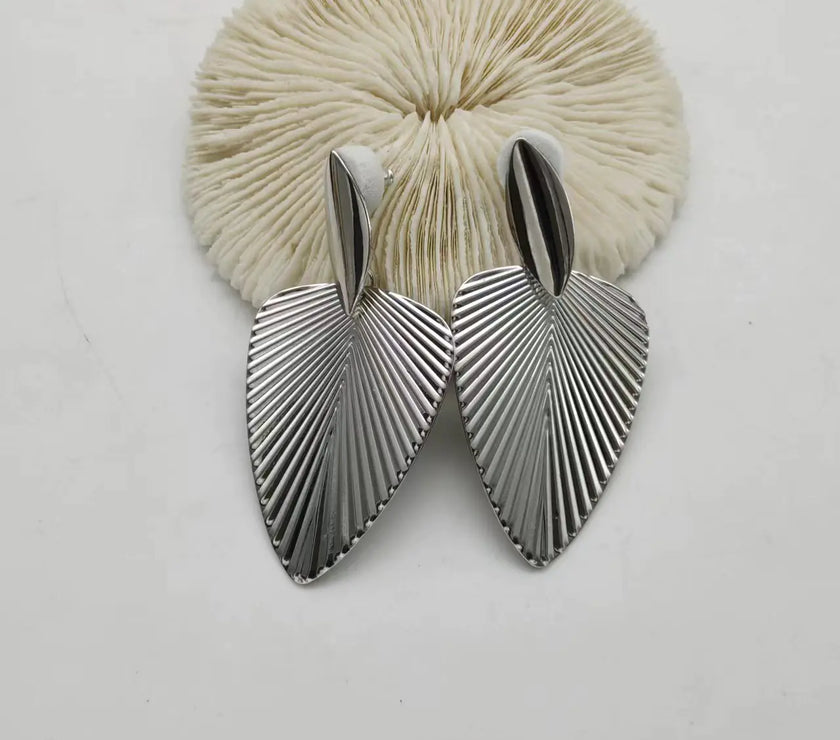 Exaggerated Leaf Pattern Fan-Shaped Metal Earrings