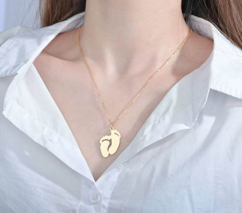 Lateefah Hot Selling Accessories Stainless Steel Laser Engraved Baby Name Necklace Pendant Simple Smooth Foot Jewelry